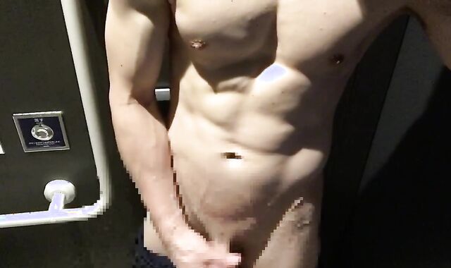 日本人マッチョのトイレでこっそりオナニー
