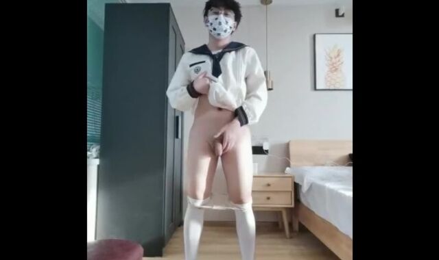セーラー服の男はストッキングで自慰行為と射精