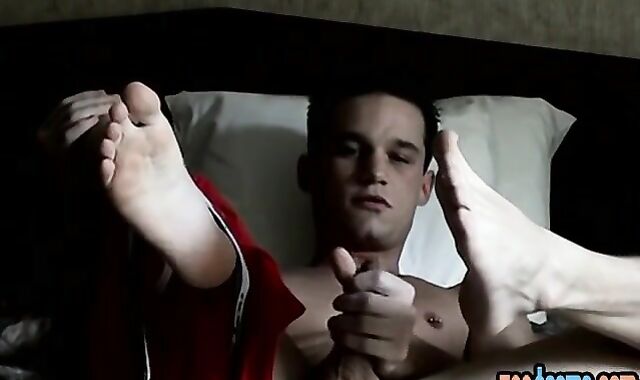 Abnormal lad displays his naked feet and tugs pecker solo