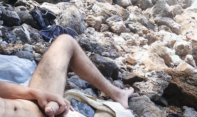 Mi facio una Sega in spiaggia nudista mentre guardo altri e sborro