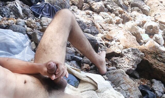 Mi facio una Sega in spiaggia nudista mentre guardo altri e sborro