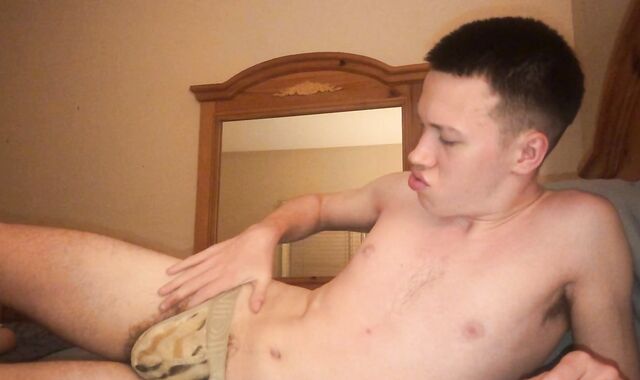 19 year senior furry college guy Jesse Gold jacks off in sofa