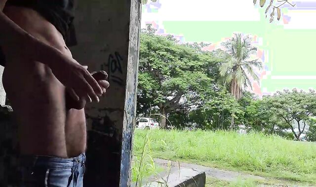 Zona publica mi sego e sborro la machina mi Stava spiando