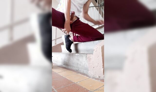 Supah-Jaw-Dropping man in sweatpants spunks rigid in the entrance. Jerk off in elevator