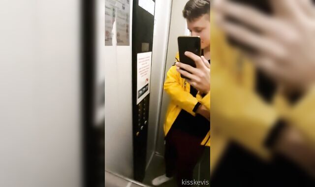 Supah-Jaw-Dropping man in sweatpants spunks rigid in the entrance. Jerk off in elevator