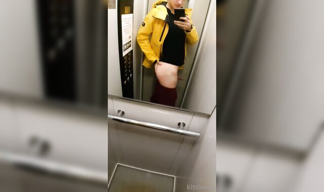 Supah-Jaw-Dropping man in sweatpants spunks rigid in the entrance. Jerk off in elevator