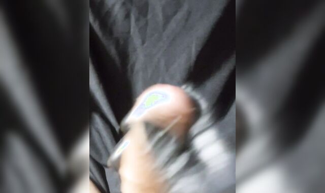 Stroking Off with latex gloves and getting a Immense Pop-Shot