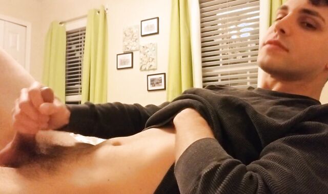 Hot Fellow Wanks and Moans with a Fleshy Money-Shot