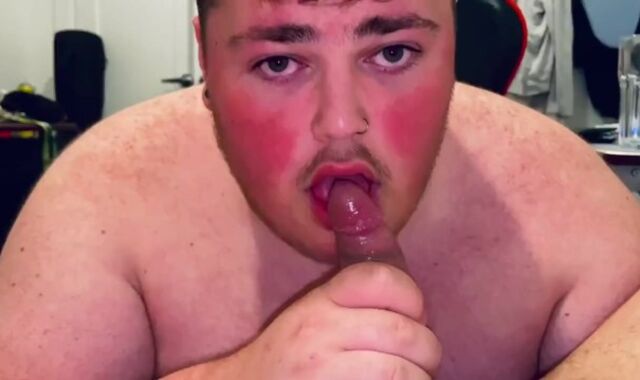 Fellating hubbies meatpipe