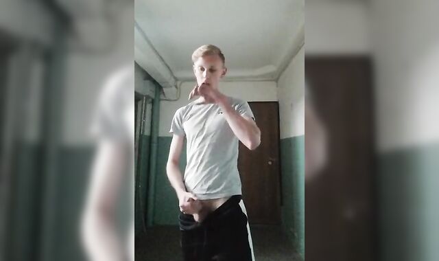 дрочит в подъезде