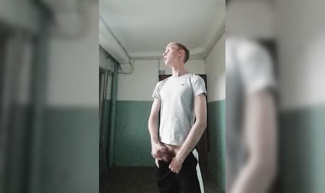 дрочит в подъезде