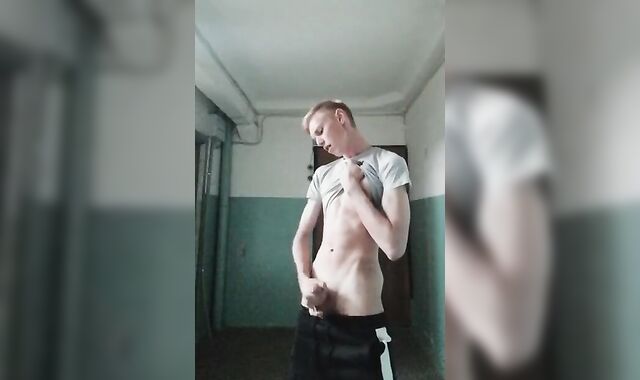 дрочит в подъезде