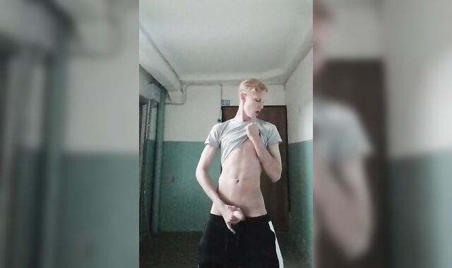 дрочит в подъезде