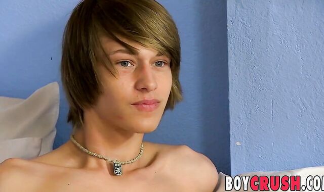 Homo ultra-hotty Tanner Stark fiddles bum while stroking off