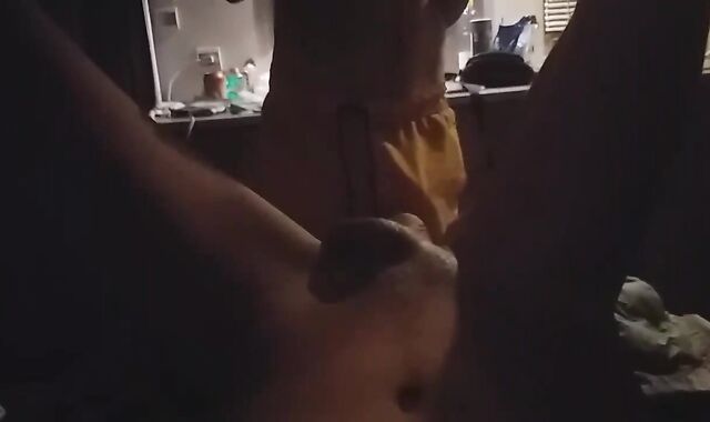 2 diapers man in actie.