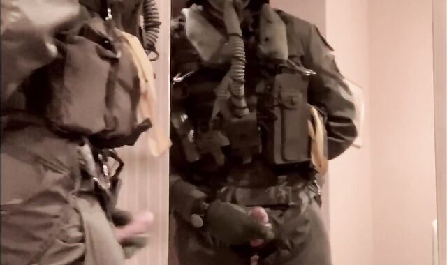 Ultra-Crazy Hornet Horns Himself