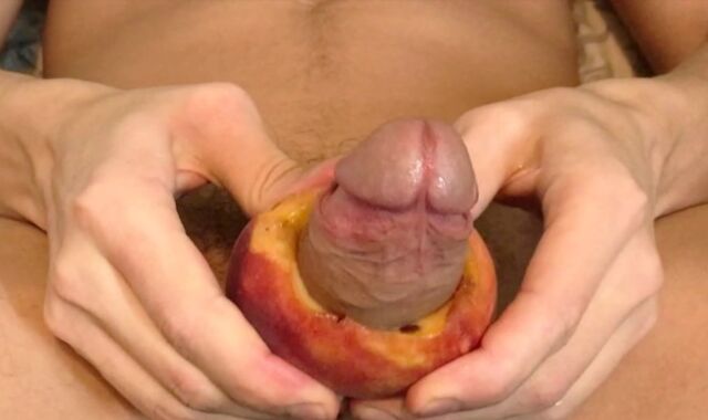 Drilling a peach / cum eating