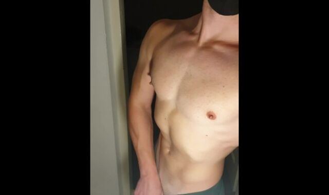 quattro4fans wanking 20cm schlong green tee-tee-shirt undressing down seducing jerking spunking onlyfans flick