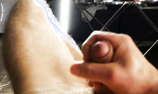 Umieśnony mężczyzna wali konia do ogromnego spustu