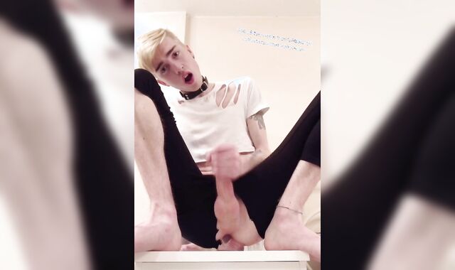 young fem twink breeds his hole and blows a load