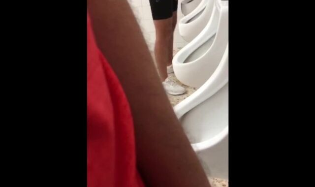 Me tiro al runner en baños publicos