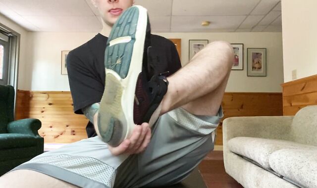 wanking off in a cabin, sneaker, feet and coming a huge geyser