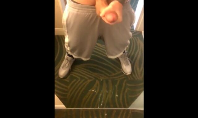 Очень возбудился и кончил на зеркало