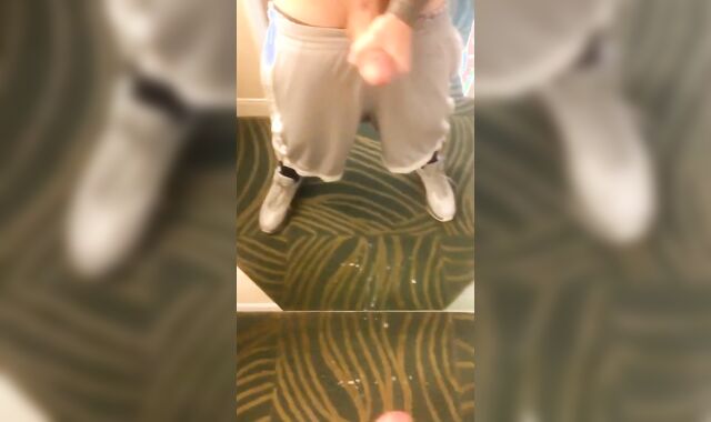 Очень возбудился и кончил на зеркало