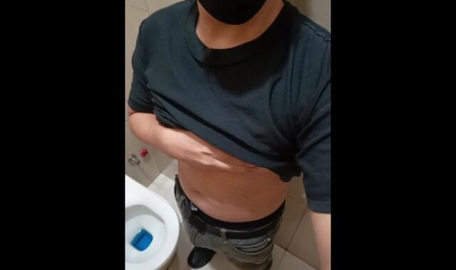 Jakol sa Public CR ng Mall sa Pasay City