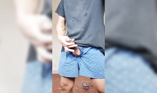 Mabilisang Jakol habang hindi pa naka uwi si kuya!