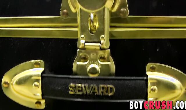 Supah-Ultra-Cute tiny Jason Steel draining while finger-kittling his culo