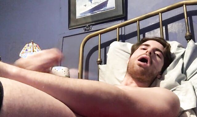 LAD SAD DUDE FAPS HIS JISM-SHOTGUN