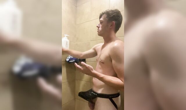 Demonstrating off in Locker Apartment Showers and Jism-Shot