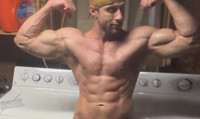 Dom King Muscle Wank Flex '