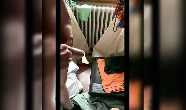 Mentre me lo succhia prende in booty il cazzo del mio amico etero curioso