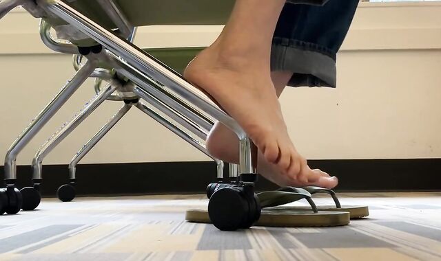 Peep on my feet while I listen to a lecture