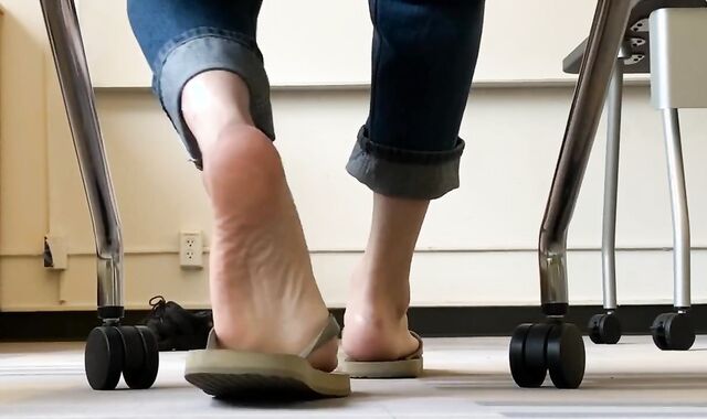 Peep on my feet while I listen to a lecture