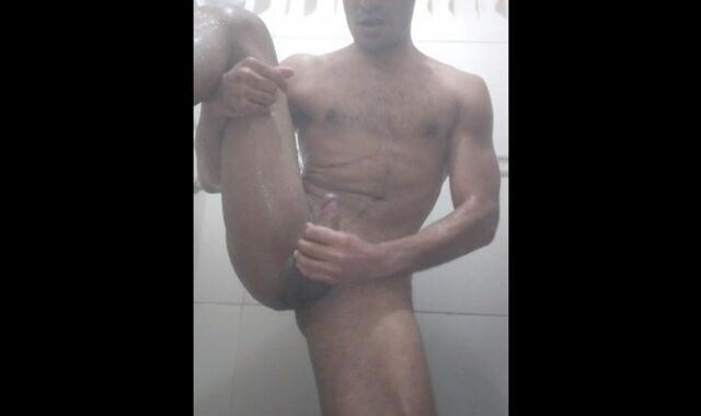 me desnudo y muestro mi cuerpo joven de forma wondrous mientras me baño y me masturbo