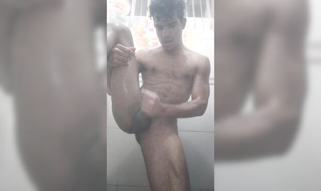 me desnudo y muestro mi cuerpo joven de forma wondrous mientras me baño y me masturbo