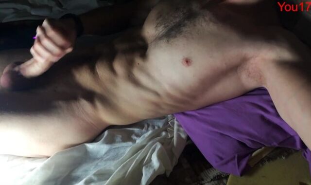 Спортивный парень дрочит член перед сном