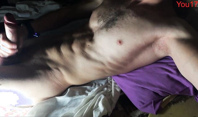 Спортивный парень дрочит член перед сном