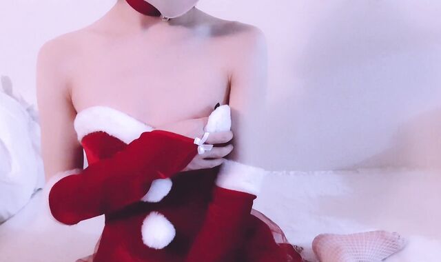 A Christmas night with a supah-super-cute mini-micro-mini-skirt Santa... (There's an announcement at the end of the vid!)