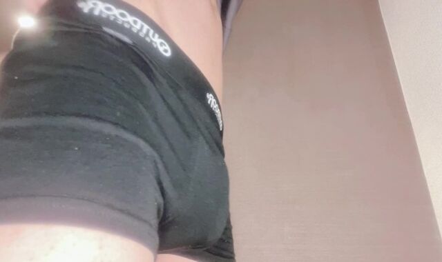 パンツを下ろしてしこしこオナニー(//∇//)ドピュドピュ大量射精しちゃいました♡