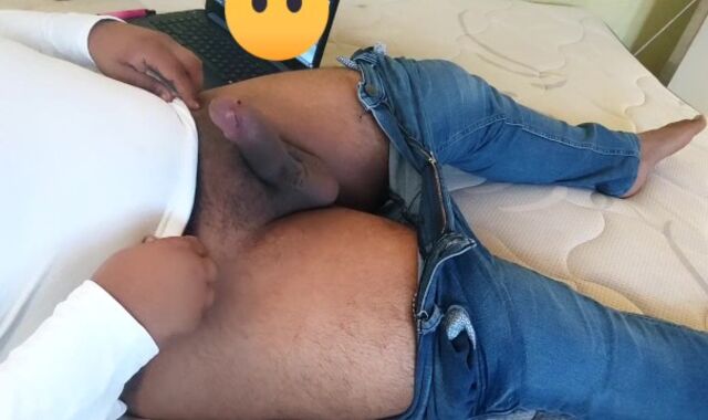 Joven de hardly 18 tirando leche viendo porn