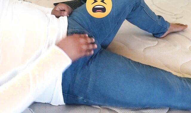 Joven de hardly 18 tirando leche viendo porn