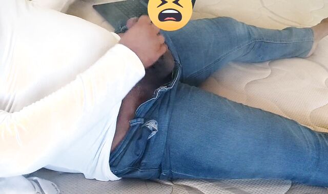 Joven de hardly 18 tirando leche viendo porn