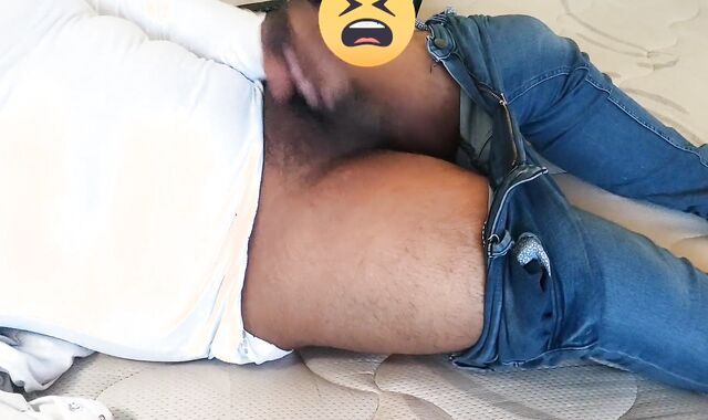 Joven de hardly 18 tirando leche viendo porn