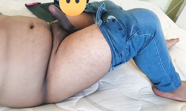 Joven de hardly 18 tirando leche viendo porn