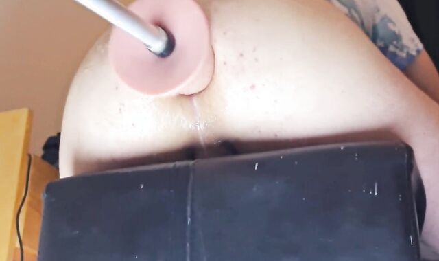 AMBIDEXTROUS STUD TAKES IT DEEP FROM A FUCKIN' MACHINE WHILE SITTING ON A TABOURET