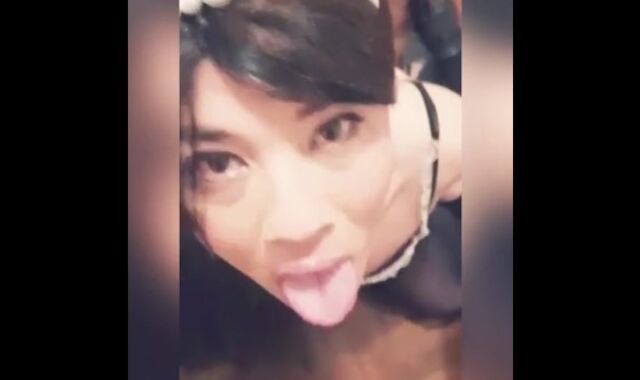 Sirvienta se gana aumento de sueldo chupándole la polla a su Jefe.